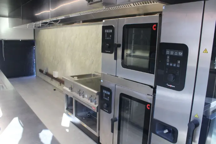 20.20 convotherm combisteamer en 6 niveau, met daaronder 10 niveau; aansluitend inductie en bakplaat inductie en bakplaat met convotherm combisteamer 6 10 en 20 niveau rational