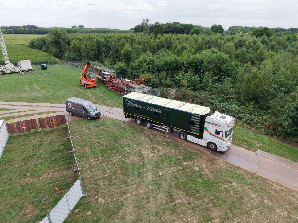 aankomst mobiele keuken - transport transport industriele keuken